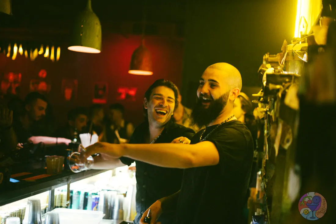Sakhelosno bartender making cocktails with a smile