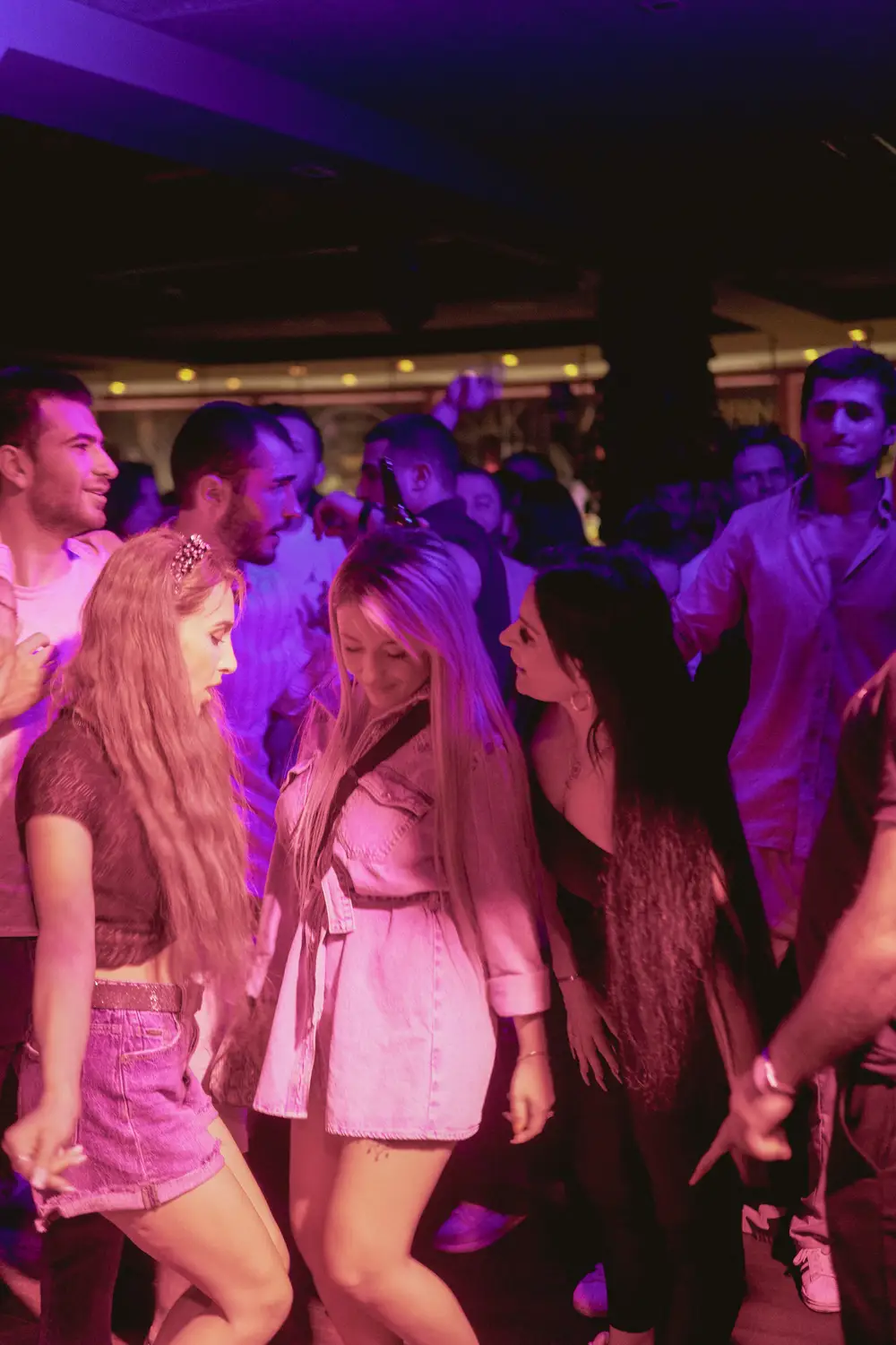 People dancing till sunrise at Sakhelosno